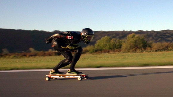 Video: Schnellste Geschwindigkeit auf einem elektrischen Skateboard 