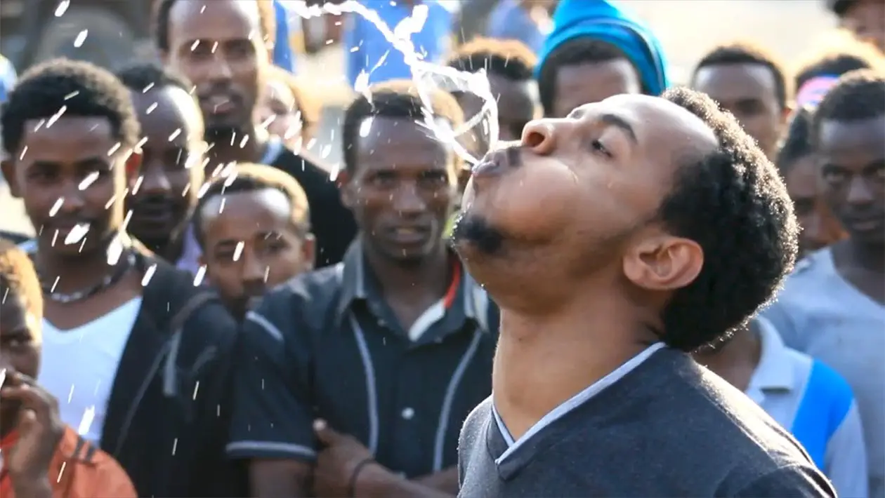 Video: Menschlicher Springbrunnen bricht beeindruckenden Weltrekord