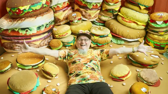Treffen Sie Hamburger Harry - den Fastfood-Fanatiker mit der Größten Hamburgerartikel-Sammlung