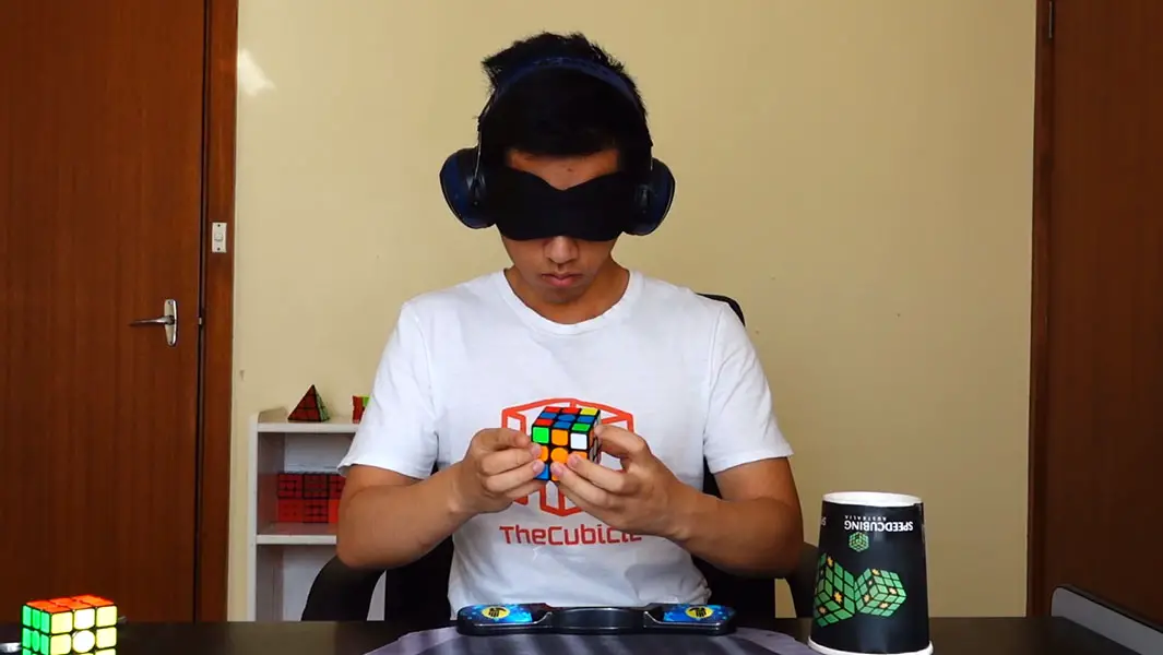 Australier bricht den Rekord für die schnellste Zeit, um einen Rubik-Würfel mit verbundenen Augen zu lösen 