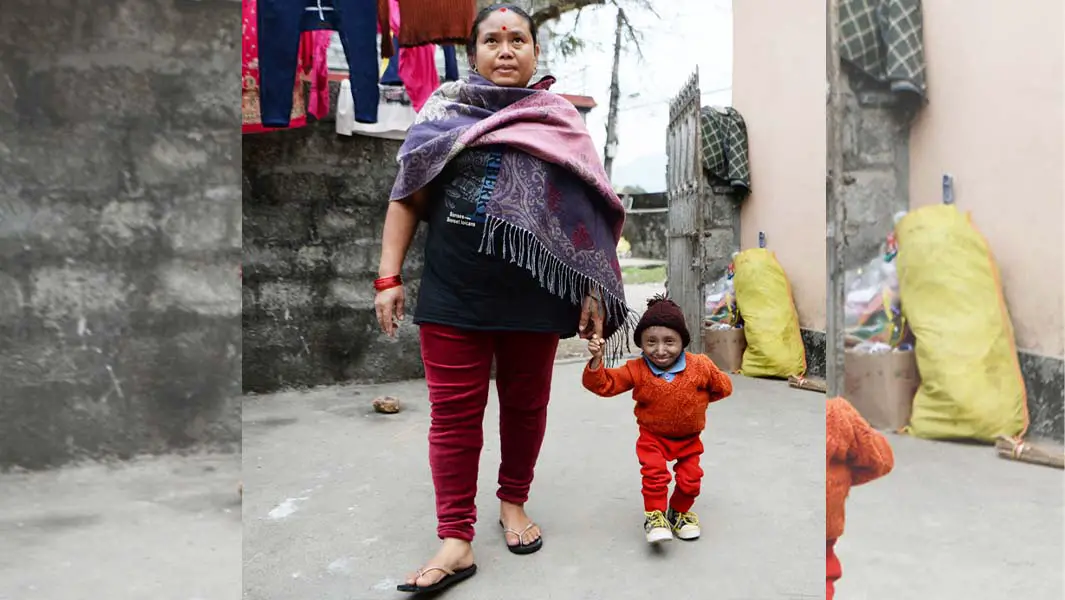 Video: Entdecken Sie den kleinsten Mann der Welt: Khagendra Thapa Magar