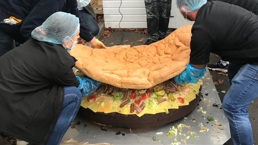 Weltgrößter veganer Burger bricht mit stolzen 162,5 kg Rekord
