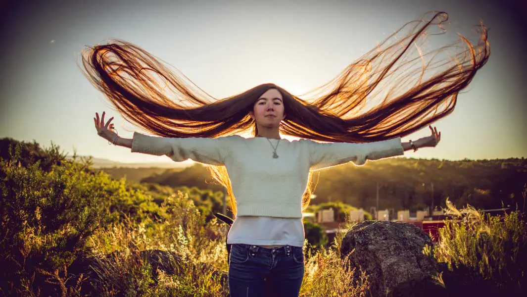 Teenager stellt zehn Jahre nach schlechter Erfahrung bei Frisör Haarrekord auf