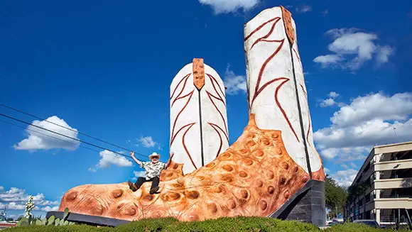 Bob Wade hat die größte Cowboystiefelskulptur geschaffen