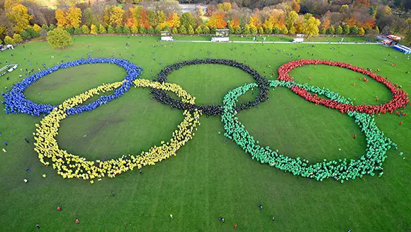 Tausende Menschen bilden die Olympischen Ringe im Hamburger Stadtpark