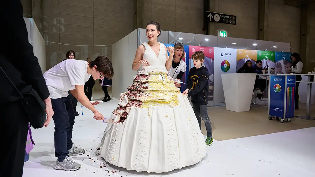 Atemberaubende Braut sieht im rekordbrechendem Tortenkleid zum Anbeißen aus
