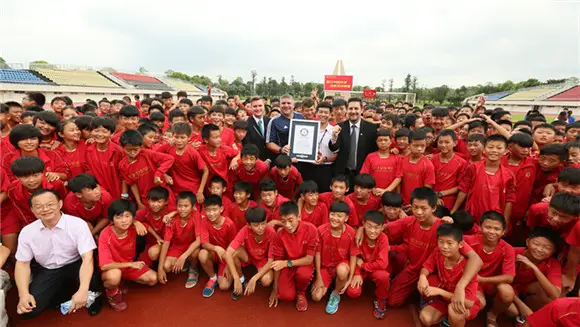 Chinesische Fußballschule mit mehr als 2.000 Schülern erhält Weltrekordtitel für das größte Fußballinternat