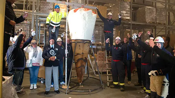 Video: Norwegischer Eiscreme-Hersteller erzielt einen Weltrekord mit einem 3m hohen Waffeleis