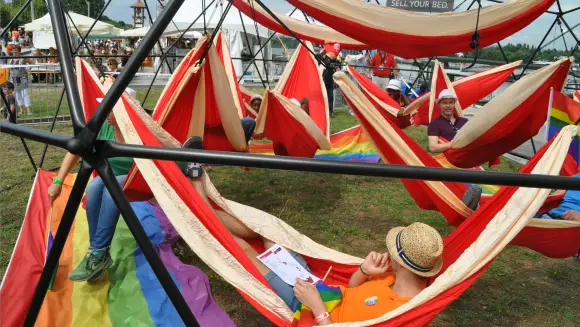 most-people-lying-in-hammocks--header-438864
